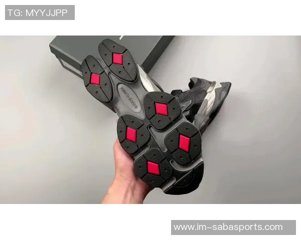 库里今日亮相穿搭JoeFreshgoods与NewBalance联名2010款球鞋引发热议